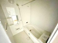 1日の疲れを癒すくつろぎのバスルーム。足を伸ばしてもゆったりと入れるサイズです。お子様と一緒にお風呂に入っても狭くないですね＾＾