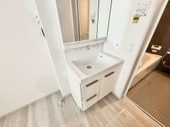 洗面台、洗濯機置き場、バスルームが連なっている、生活導線の考えられた作りになっています。