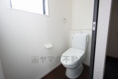 温水洗浄機付トイレです。節水機能もあるので、安心して使えますね。もちろん、1階2階の2ヶ所にトイレがあるので、忙しい朝にもゆとりができますね。