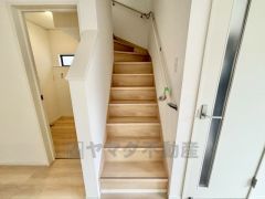 手すり付き階段。