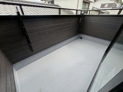 陽当たりの良いバルコニーです。お洗濯やお布団干しはもちろん、日光浴スペースにも。足元は防水工事施工済です。