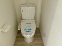 ウォシュレット付きトイレです。1階2階の2ヶ所にトイレがあるので、忙しい朝にもゆとりができますね＾＾ 温水洗浄便座リモコン付き。