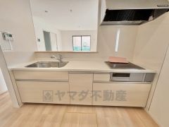 収納も、作業スペースも広々と設けられた使いやすいシステムキッチンです＾＾カウンターキッチンなので、ご家族と会話をしながら楽しくお料理ができます＾＾