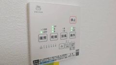 浴室暖房乾燥機付き。天候に左右されず、いつでも好きなときに洗濯物を干せるので、仕事や家事で忙しい方に重宝します。