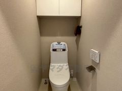 温水洗浄機付トイレです。上部には収納棚付き。トイレットペーパーや清掃用品もすっきりと整理できます＾＾