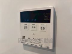 キッチン横からお湯張り、追い炊き、足し湯がボタン一つで楽々操作できる給湯機リモコンです＾＾忙しい夕飯の準備の時間帯に重宝しますね。