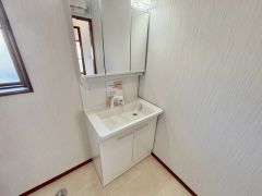 洗面台、洗濯機置き場、バスルームが連なっている、生活導線の考えられた作りになっています。