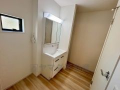 三面鏡にハンドシャワー付きで使いやすい洗面台です＾＾鏡裏と洗面ボウル下に収納付きの洗面台なので、整理整頓ができスッキリと使えます＾＾