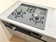 3種類の料理が同時に調理できる、3口ガスコンロ。忙しい朝食やお弁当作りも効率良くお料理できますね＾＾