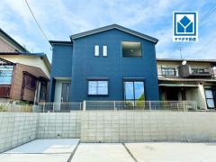4LDK、WIC、ストレージルーム完備の新築戸建が完成しました＾＾ カースペース2台分。小中学校まで徒歩9分以内の快適な住環境＾＾