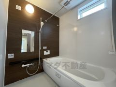 1日の疲れを癒すくつろぎのバスルーム。足を伸ばしてもゆったりと入れるサイズです。お子様と一緒にお風呂に入っても狭くないですね^^