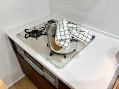 3種類の料理が同時に調理できる、3口ガスコンロ。忙しい朝食やお弁当作りも効率良くお料理できますね＾＾
