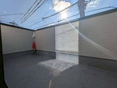 陽当たりの良いバルコニーです。お洗濯やお布団干しはもちろん、日光浴スペースにも。足元は防水工事施工済です。