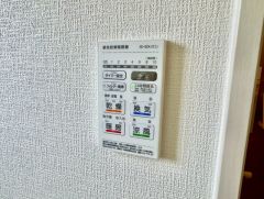 浴室暖房乾燥機付き。天候に左右されず、いつでも好きなときに洗濯物を干せるので、仕事や家事で忙しい方に重宝します。