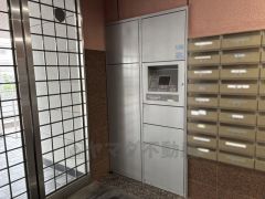 宅配BOX完備。いつでも荷物の受け取りができるので時間を気にせず外出ができますね。在宅時でも対面せず受け取りができて便利です。