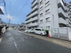 前面道路は広く、車同士がすれ違うスペースが十分にあります。落ち着いた住宅地内で快適な生活を実現してみませんか＾＾