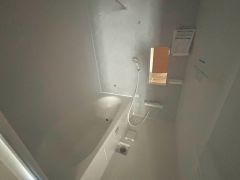1日の疲れを癒すくつろぎのバスルーム。足を伸ばしてもゆったりと入れるサイズです。お子様と一緒にお風呂に入っても狭くないですね＾＾