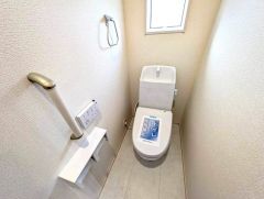 ウォシュレット付きトイレです。1階2階の2ヶ所にトイレがあるので、忙しい朝にもゆとりができますね＾＾