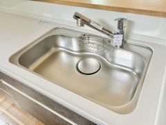 大きなお鍋も楽々洗える幅の広いシンクです＾＾ステンレスシンクなので簡単にお掃除できますよ。洗剤やスポンジもすっきりできる収納付き。