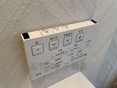 壁リモコンタイプのウォシュレット付き。すっきりした見た目で、トイレ奥の掃除もしやすいです。