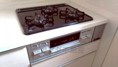 3種類の料理が同時に調理できる、3口ガスコンロ。忙しい夕食の支度時間が短縮できて効率よくお料理が楽しめます。