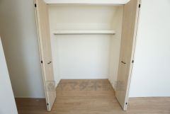 寝室にはハンガーパイプ付きのクローゼットが設けられています。たっぷり収納できるので衣替えの心配もいりませんね＾＾全居室収納付き＾＾