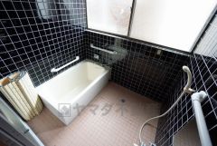 ゆとりのある浴室。大きな窓からはたっぷり自然光が入ります。十分に換気もできますね。
