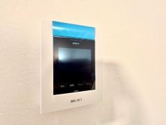 防犯性もばっちり、TVモニター付きインターホン完備。大きなモニターで玄関先を確認できます。録画機能が付いているので不在時の訪問者も確認できて安心です＾＾