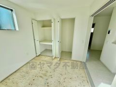 リビングからの続き間として和室をご用意しました＾＾普段はリビングとつなげて開放的なスペースとして。来客時には客間としてお使いいただけます。