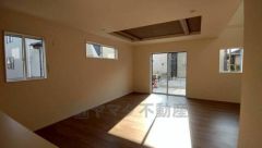 キッチンに向き合う形で大きな窓があります＾＾