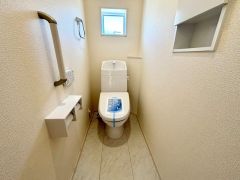 ウォシュレット付きトイレです。1階2階の2ヶ所にトイレがあるので、忙しい朝にもゆとりができますね＾＾ 温水洗浄便座リモコン付き。