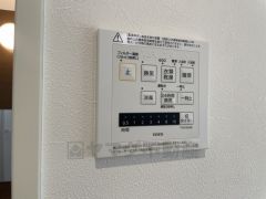 雨の日の洗濯も安心できる浴室暖房乾燥機付き浴室。リモコンで操作もボタン1つで簡単。