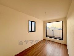 大きめのクローゼットがついた使いやすい洋室です。すっきりと整理整頓できるので気持ちよくすごせます＾＾ バルコニーに面していて日当たりがよく、寝室としての利用もおすすめです＾＾