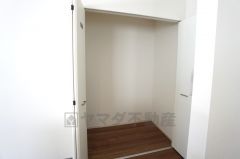 キッチンそばに収納あり。食品貯蔵も、あまり人に見られたくない清掃道具などリビング収納としても＾＾