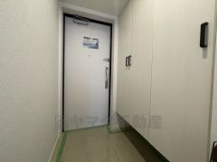 壁一面に設けた大容量のシューズクローゼットは実用性と機能性を兼ね備えています。急な来客でも、いつも整頓された玄関でお出迎えができます。