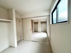 2部屋をつなげて広々使えるフレキシブル設計の洋室 豊富な収納付きでお部屋をすっきり保てます＾＾