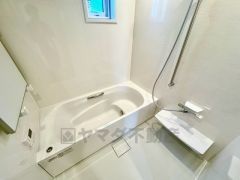 窓付き・浴室乾燥機で換気・雨の日の洗濯もばっちり＾＾明るく清潔にたもてるバスルームです＾＾