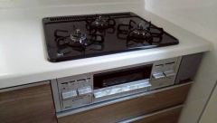 3種類の料理が同時に調理できる、3口ガスコンロ。忙しい夕食の支度時間が短縮できて効率よくお料理が楽しめます。