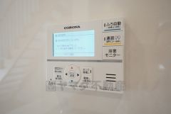 給湯器リモコンはキッチン横からボタンひとつで操作が楽々。通話ボタン付きでお子様とも会話ができて安心です。