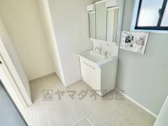 洗面台、洗濯機置き場、バスルームが連なっている、生活導線の考えられた作りになっています。