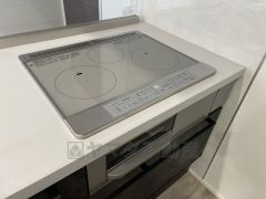 汚れてもサッとふける、お手入れのしやすいIHクッキングヒーター。オール電化なので経済的です。