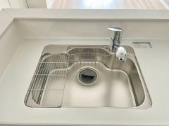 大きなお鍋も楽々洗える幅の広いシンクです＾＾ステンレスシンクなので簡単にお掃除できますよ。洗剤やスポンジもすっきりできる収納付き。