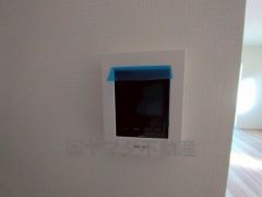 防犯性もばっちり、TVモニター付きインターホン完備。大きなモニターで玄関先を確認できます。録画機能が付いているので不在時の訪問者も確認できて安心です＾＾