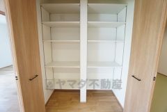 リビングには収納が設けられています。日用品や備蓄品の収納に便利ですね＾＾