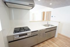 収納も、作業スペースも広々と設けられた使いやすいシステムキッチンです＾＾カウンターキッチンなので、ご家族と会話をしながら楽しくお料理ができます＾＾