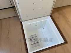 キッチンにある床下収納は、居住スペースを減らさずに買い置きの調味料や非常食などを保管することができます。