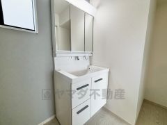 洗面台、洗濯機置き場、バスルームが連なっている、生活導線の考えられた作りになっています。