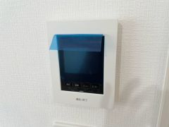 今や必需品となっておりますTVモニター付きインターホンです。録画・再生器のもついており防犯性もばっちりです。キッチン横にありワンタッチで外の方とお話ができますので便利です。