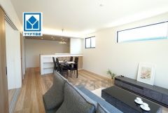 家族が集まる開放的なリビング。思い思いの時間を過ごしたり食事をしたり、素敵な団らんの場になりますね。