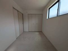 大きめのクローゼット付きなので、すっきりと整理整頓でき気持ちよく過ごせますね＾＾